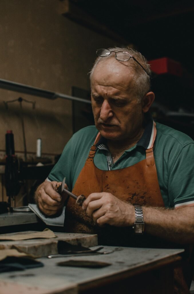 Homem, idoso, trabalhando, 65 anos, aposentadoria